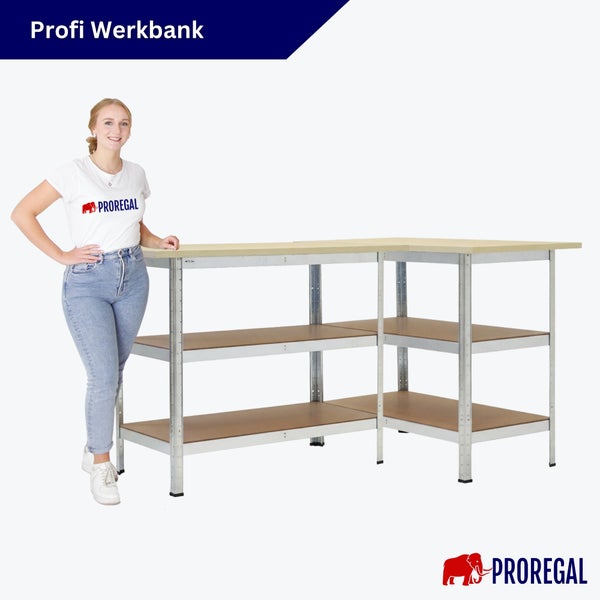 Eine Person steht neben einer L-förmigen Profi-Werkbank mit Metallgestell und Holzböden von Proregal.