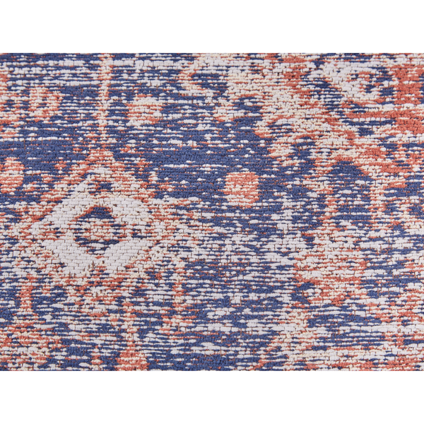 Nahaufnahme eines gewebten Teppichs mit orientalischem Muster in Blau, Orange und Weiß.