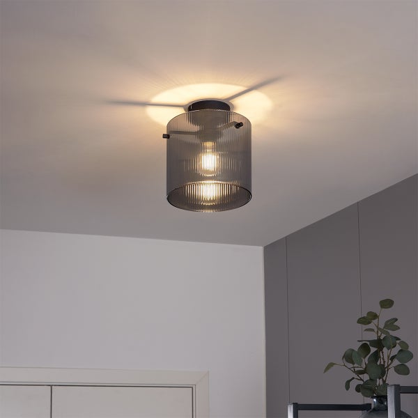 Deckenleuchte mit geripptem Lampenschirm aus Glas