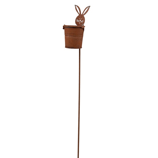 Gartenstecker aus Metall mit Rost-Optik, bestehend aus einem langen Stab, einem kleinen Eimer und einer Hasenfigur.