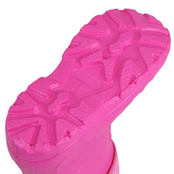 Profilierte Sohle eines pinken Gummistiefels für Rutschfestigkeit.