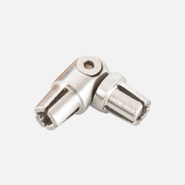 Detailaufnahme eines Holzrahmens mit metallenen Verschlüssen