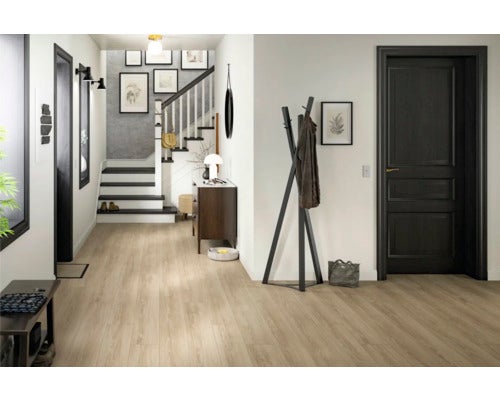 Eingangsbereich mit Treppe, Garderobe und hellem Holzboden