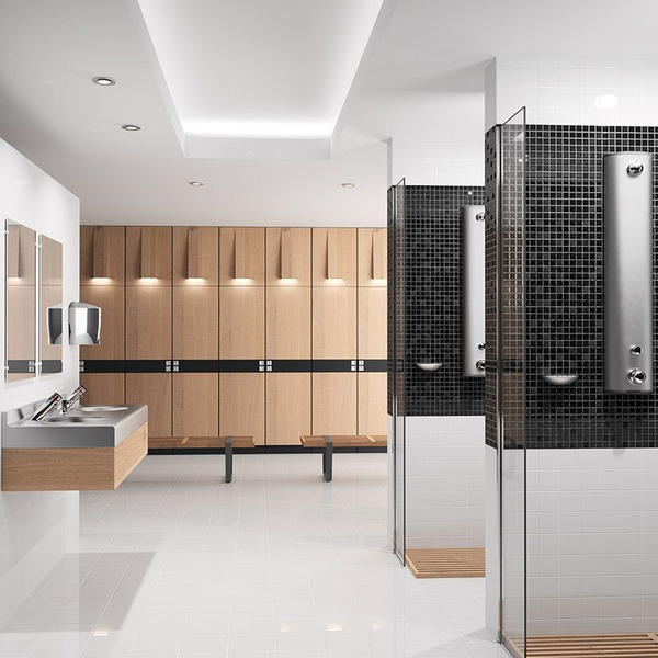 Moderner, heller Umkleideraum mit hölzernen Schließfächern, Sitzbänken, Waschbecken und Duschkabinen mit schwarzen Mosaikfliesen und Glaswänden.