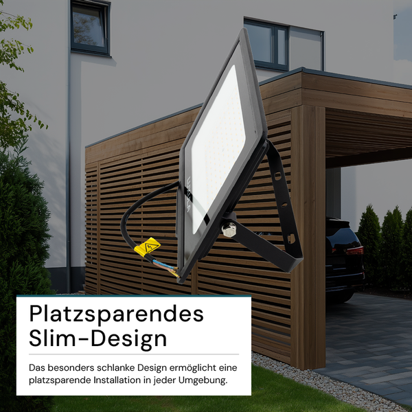 LED-Außenstrahler mit Montagebügel vor Hauswand