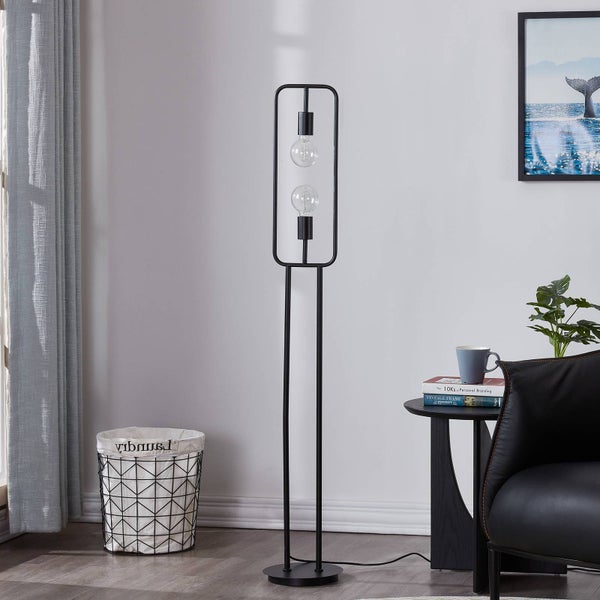 Stehleuchte mit zwei Glühbirnen und Metallrahmen in einem hellen Raum.