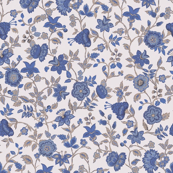 Vliestapete mit klassischem floralem Muster aus feinen Blumen und Ranken.