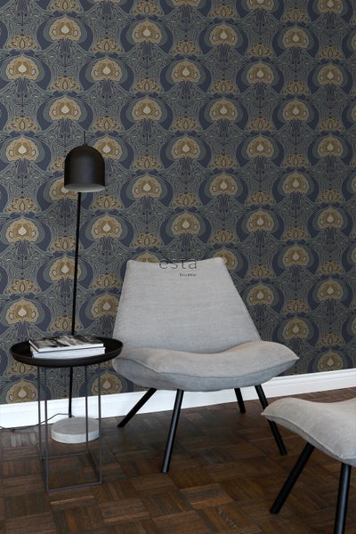 Dekoratives Wohnzimmer mit gemusterter Tapete, Stehlampe, Beistelltisch, Sessel und Fußhocker
