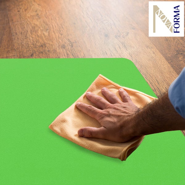 Chroma Bodenschutzmatte mit Hand und Reinigungstuch