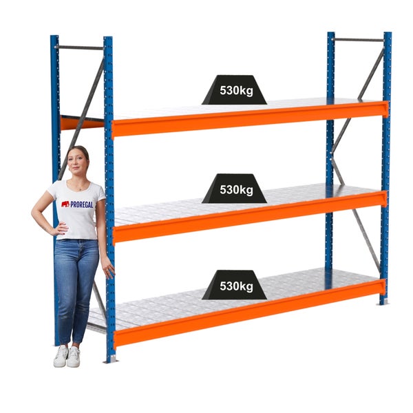 Regal mit drei Ebenen, jede Ebene mit einer Traglast von 530 Kilogramm.