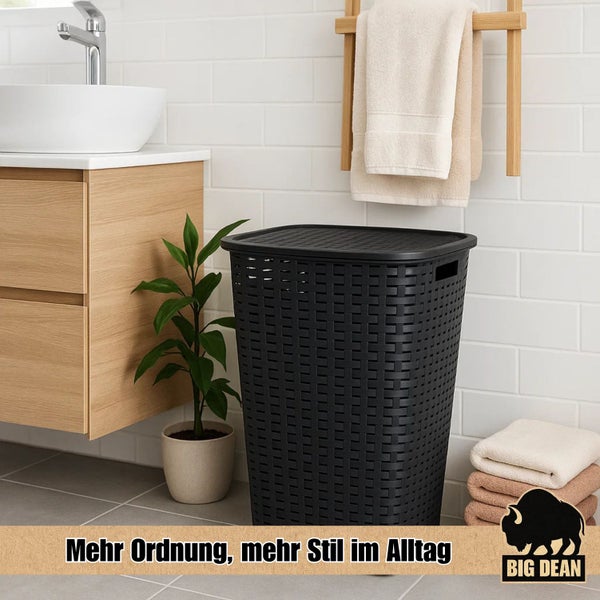 Badezimmer mit Waschbecken, Handtuchhalter und einem schwarzen Wäschekorb