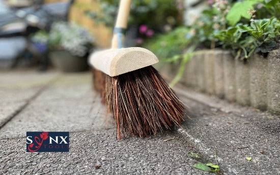 Kehrbesen mit Holzstiel für den Außenbereich