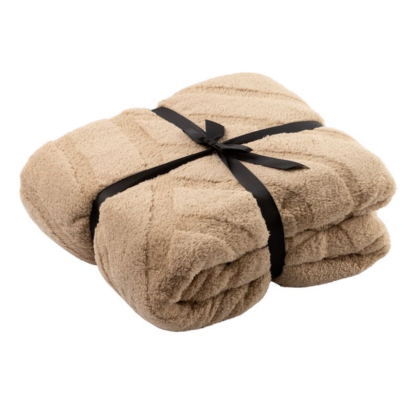 Zusammengefaltete, flauschige Tagesdecke mit Band