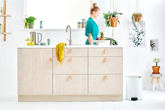 Brabantia Klassischer Tretmülleimer Mit Soft Verschluss 20 Liter HxBxT 46,7 x 29 x 38 cm Metall Weiß