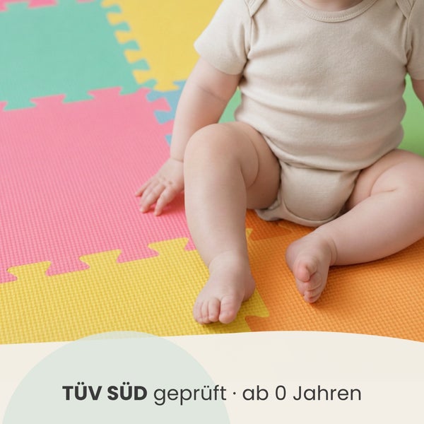 Ein Kleinkind sitzt auf einer bunten Puzzlematte aus Schaumstoff mit TÜV SÜD Zertifizierung, geeignet ab 0 Jahren.
