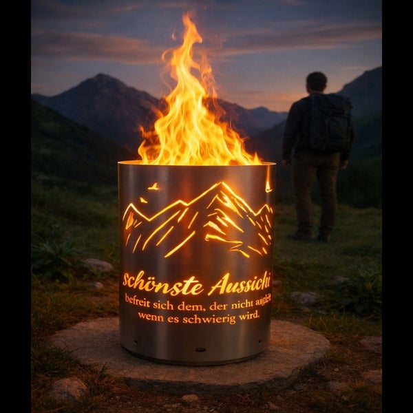Feuersäule aus Metall mit Bergsilhouette und Schriftzug im Abendlicht mit Person und Bergpanorama