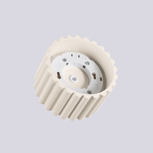 Zylindrisches Deckenleuchtengehäuse aus Gips mit gewellter Außenstruktur und Montagevorrichtung im Inneren.