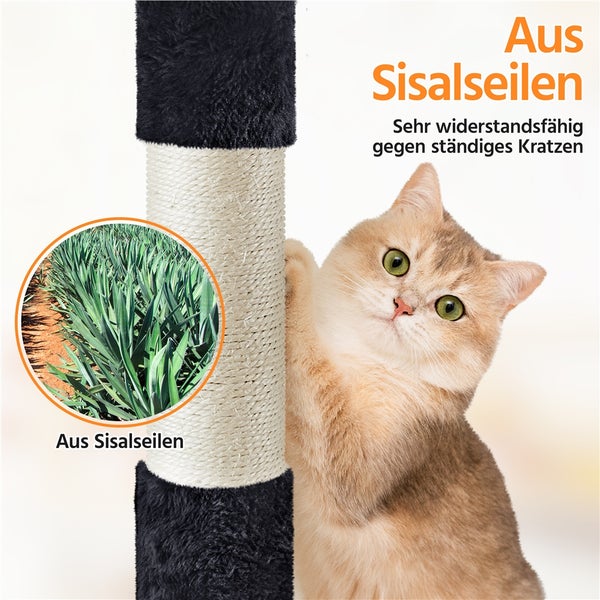 Katze an einem Kratzbaum mit Sisalseil