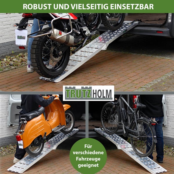 Motorrad, Moped und Fahrrad werden mit einer Rampe in einen Transporter geschoben