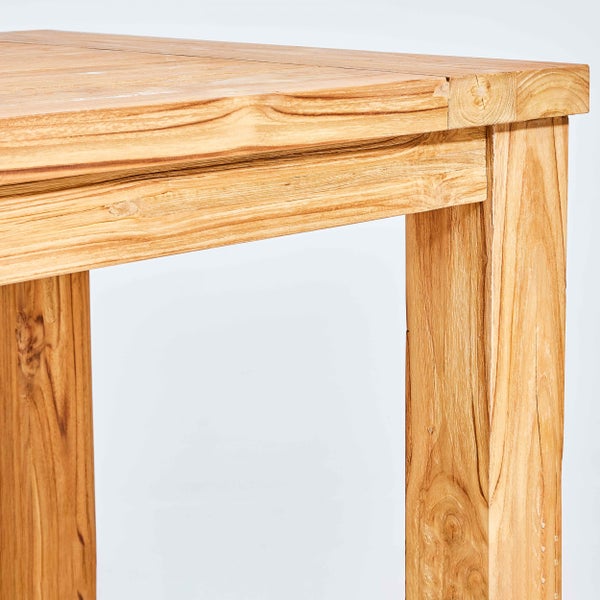 Nahaufnahme einer Ecke eines Holztisches aus Massivholz mit sichtbarer Maserung.