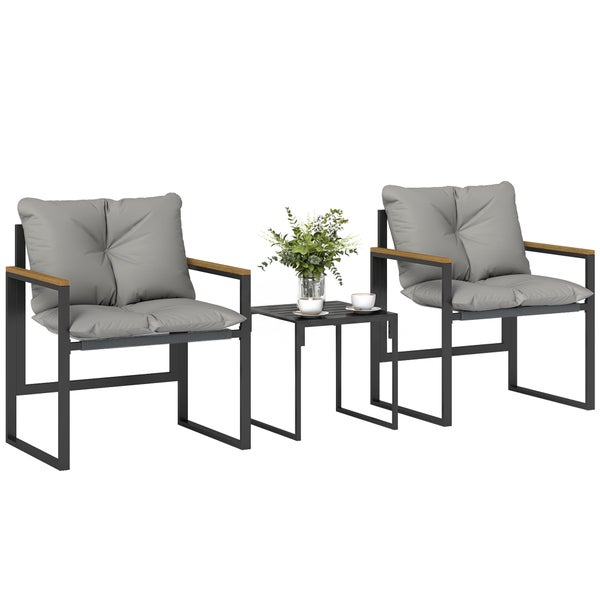 3-teiliges Garten-Lounge-Set bestehend aus zwei Sesseln mit Metallgestell, Armlehnen aus Holz und grauen Kissen sowie einem Metall-Beistelltisch.