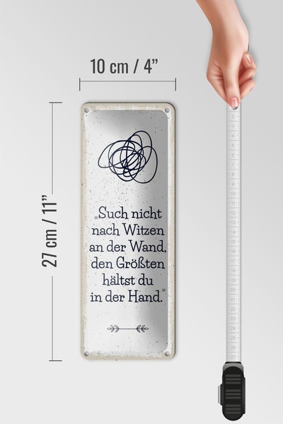 Blechschild Spruch Such nicht nach Witzen an der Wand 10x27cm