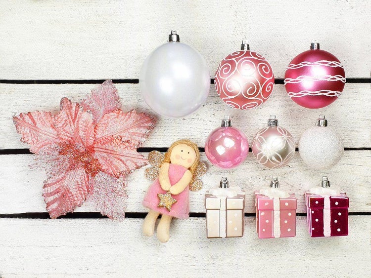 Weihnachtsbaumschmuck Set bestehend aus Weihnachtskugeln, kleinen Geschenkpaketen, einer Stoff-Engelsfigur und einer künstlichen Poinsettie.