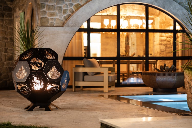 The Favilla LUNA Feuerstelle Schwarz – Design Feuerschale aus Stahl, pulverbeschichtet – 100x100x110 cm – moderne Feuerstelle für Garten & Terrasse – inkl. Abdeckhaube – 75 kg – kein Aufbau nötig