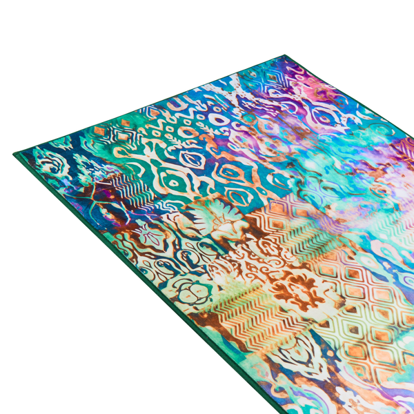 Farbenfroher Teppich mit Patchwork-Muster und ethnischen Motiven für den Innenbereich.