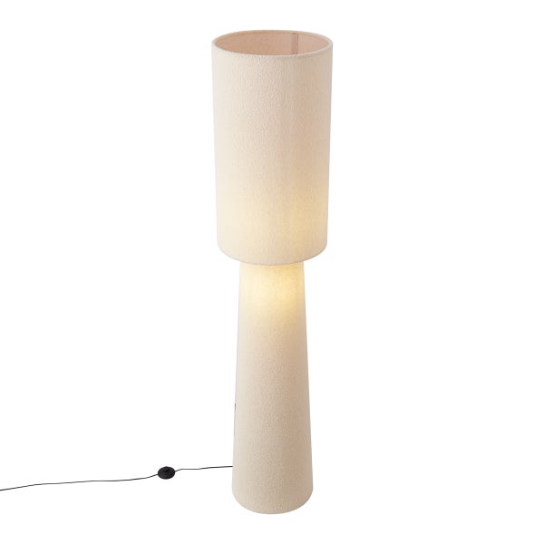 Moderne Stehlampe mit zylindrischem Schirm und konischem Fuß, Bouclé-Optik, warmes Licht, Fußschalter.