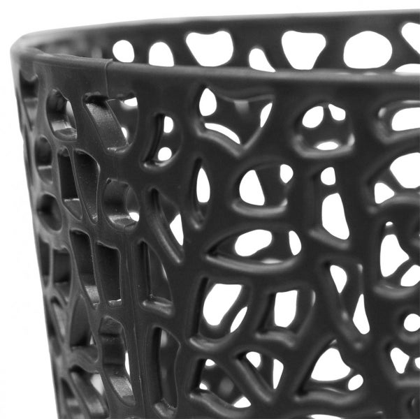 Nahaufnahme eines anthrazitfarbenen Aufbewahrungskorbs aus Kunststoff mit dekorativem Lochmuster.