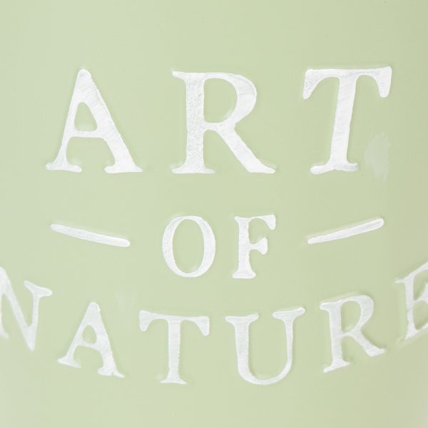 Schriftzug Art of Nature auf einer Oberfläche.