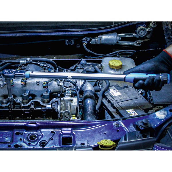 Drehmomentschlüssel im Einsatz an einem Automotor