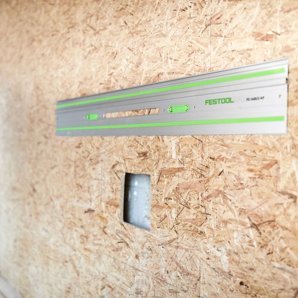 Festool Führungsschiene und Systainer Werkzeugkoffer auf einem Multifunktionstisch.