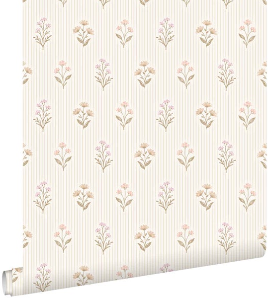 Vliestapete mit vertikalem Streifenmuster und kleinen Blumenmotiven im Landhausstil.