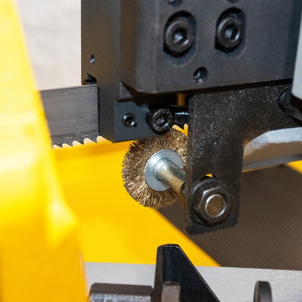 Detailaufnahme einer Metallsäge mit Reinigungsbürste.