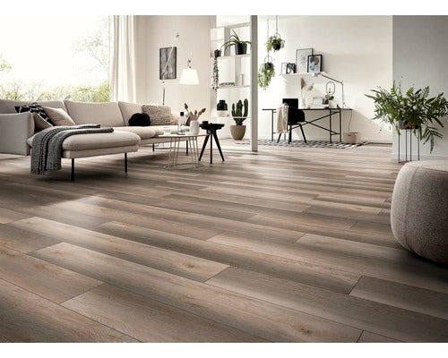 Heller Wohnraum mit Sofa, Schreibtisch und Holzboden