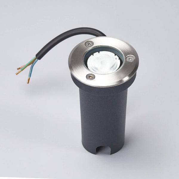 Bodeneinbaustrahler mit runder Edelstahlabdeckung und dunkelgrauem zylindrischem Gehäuse inklusive Anschlusskabel.