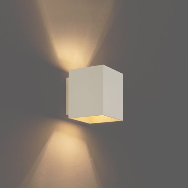Quadratische Wandleuchte zur indirekten Beleuchtung