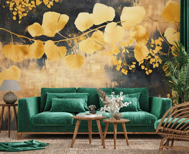 Wohnzimmer mit grüner Couch, Holztischen und Wandbild mit Blättern