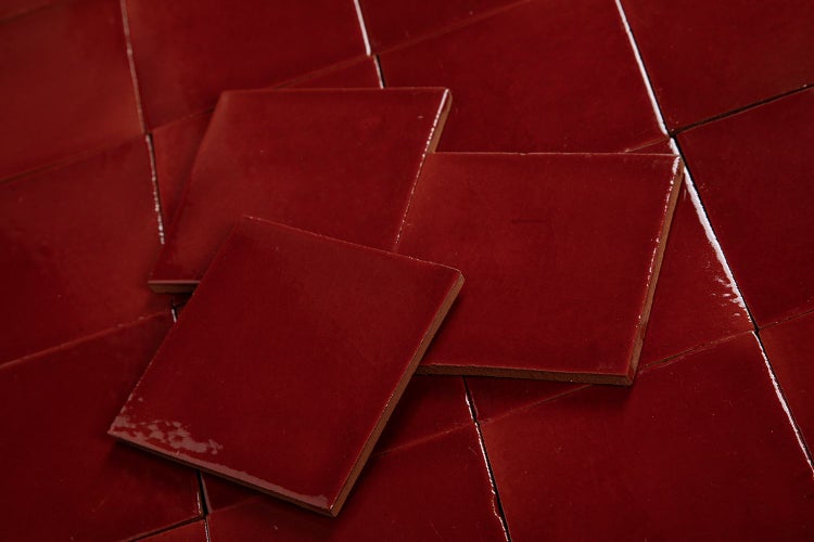Mehrere quadratische Fliesen aus Keramik