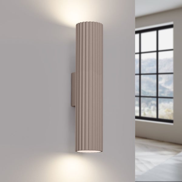 Wandleuchte aus geriffeltem Material im Innenraum