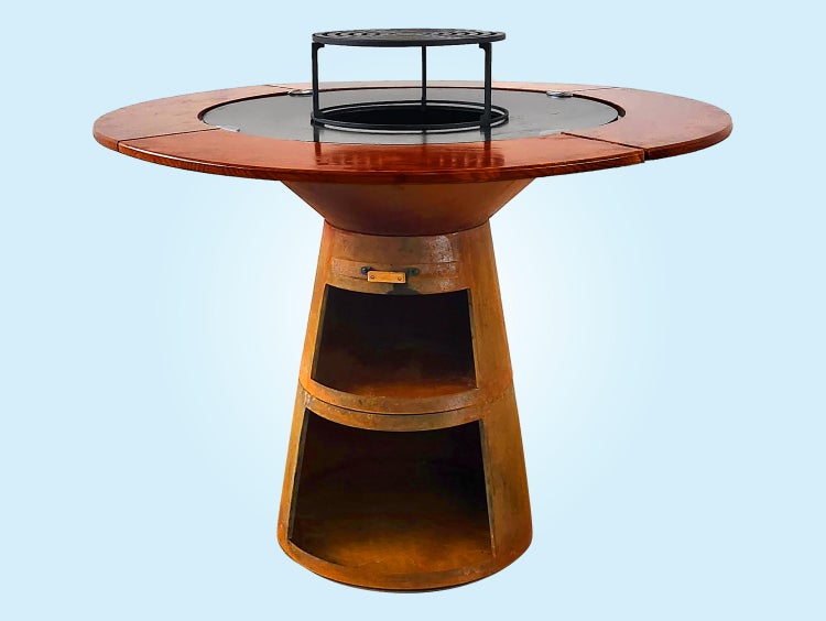 Grilltisch mit Feuerstelle und Holzablage