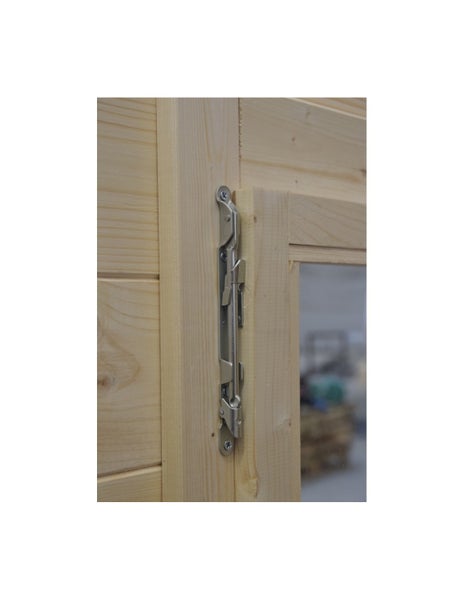 Metall-Fensterverschluss an einem Rahmen aus hellem Holz für ein Gartenhaus.