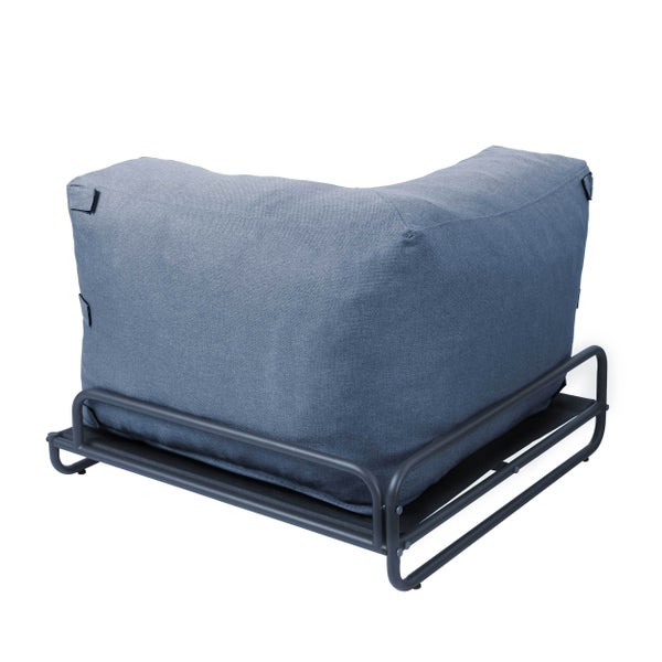 Eckmodul eines Lounge-Sessels mit Metallgestell und blauem Stoffkissen, Rückansicht.