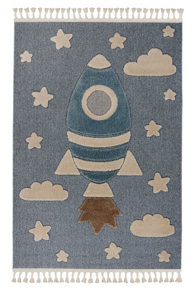 Rechteckiger Kinderteppich mit Raketenmotiv, Sternen und Wolken sowie Fransen an den kurzen Seiten.