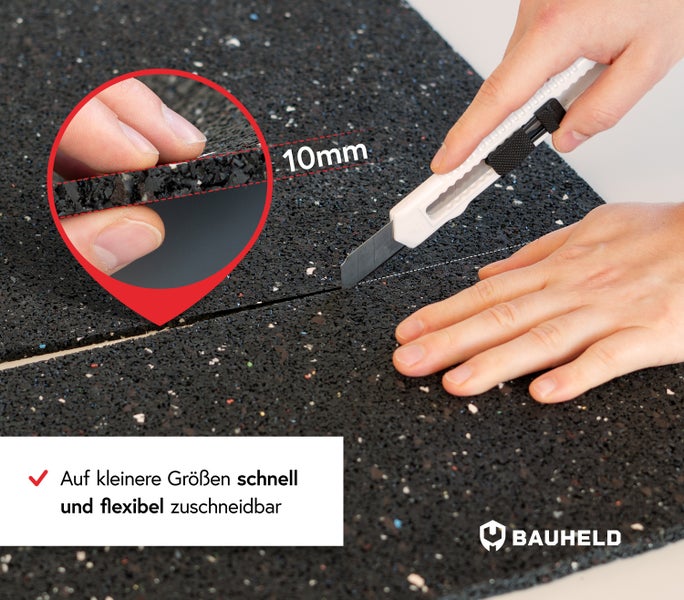 Zuschneiden einer zehn Millimeter dicken Gummimatte mit einem Cuttermesser, Bauheld Logo, Text markiert flexible Zuschneidbarkeit.