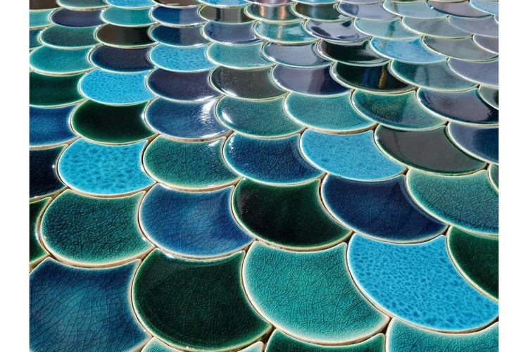 Mosaikfliesen in Fischschuppenoptik