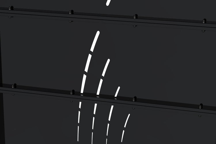 Detailaufnahme eines Dekorpaneels mit horizontalen Leisten und lichtdurchlässigen Aussparungen.