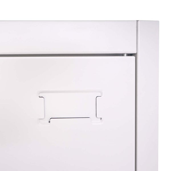 Detailansicht eines Metallschrankes mit Griffmulde
